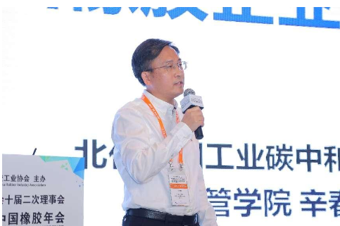 以聯(lián)想、伊利等碳中和優(yōu)秀企業(yè)的案例介紹，為橡膠企業(yè)實(shí)施“雙碳”提供了有益的指導(dǎo)和參考，助力中國橡膠企業(yè)低成本履約和綠色低碳發(fā)展。