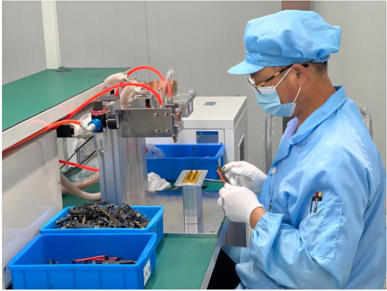 圖為安徽省寧國天成電器有限公司的工人正在生產(chǎn)線上忙碌。新華社記者吳慧珺 攝