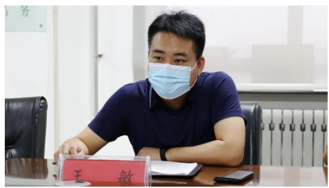 　王敏董事長指出，當(dāng)前疫情防控形勢異常嚴(yán)峻，各部門要立即激活戰(zhàn)時應(yīng)急響應(yīng)機制，嚴(yán)格按照疫情防控工作要求，進(jìn)一步壓實工作責(zé)任，高標(biāo)準(zhǔn)做好疫情防控各項工作。