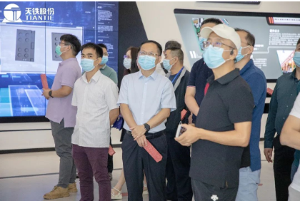 在工作人員的帶領(lǐng)和講解下，與會(huì)嘉賓參觀天鐵股份體驗(yàn)中心、智能制造示范車(chē)間以及試驗(yàn)平臺(tái)之后，對(duì)打造智能制造車(chē)間，探索以互聯(lián)網(wǎng)工廠升級(jí)傳統(tǒng)制造有了更全面的認(rèn)識(shí)