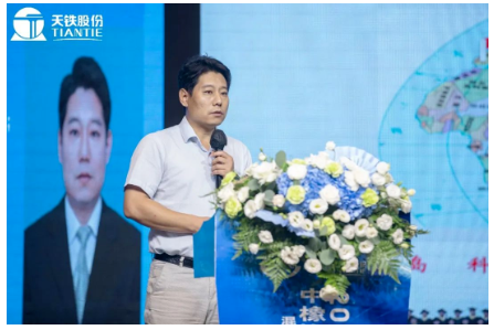 青島科技大學橡塑材料與工程重點實驗室副主任劉偉博士，作了《橡塑材料改性技術(shù)及應(yīng)用》的報告;
