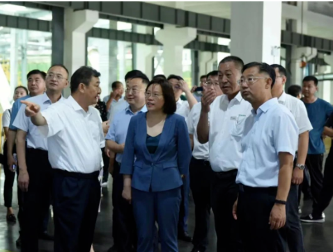 　圖為領(lǐng)導(dǎo)、嘉賓在工廠車間進(jìn)行參觀