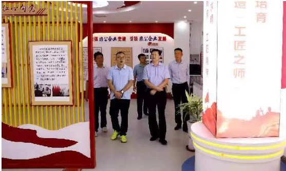 9月7日開(kāi)封市中級(jí)人民法院黨組成員、副院長(zhǎng)王劍，尉氏縣人民法院黨組書(shū)記、院長(zhǎng)王學(xué)慶帶領(lǐng)有關(guān)人員到金久龍實(shí)業(yè)有限公司開(kāi)展萬(wàn)人助萬(wàn)企活動(dòng)。