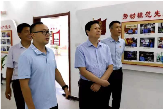 　市、縣兩級(jí)人民法院領(lǐng)導(dǎo)在李洋董事長(zhǎng)的陪同下，先后來(lái)到公司五心黨建展廳、產(chǎn)品展示廳，并同公司有關(guān)人員進(jìn)行深入座談。