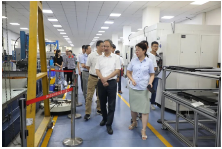 　陳善福副局長一行主要參觀了建新試驗中心(國家級實驗室)，實地了解建新各類先進(jìn)試驗設(shè)備、試驗要求及研發(fā)試驗驗證的情況，包括密封條開關(guān)門疲勞玻璃升降試驗、金屬表面防腐蝕交變試驗、減振件的疲勞耐久試驗、NVH試驗等試驗設(shè)備。