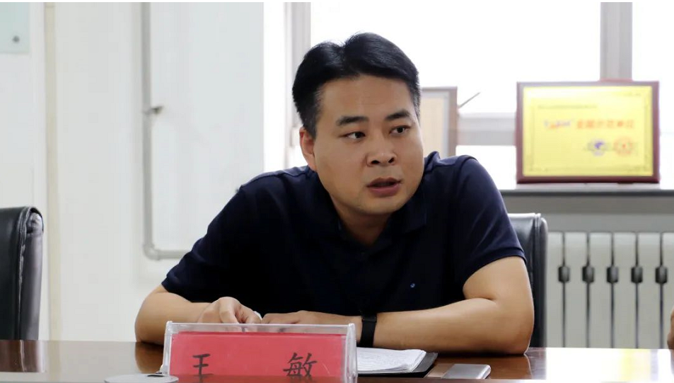　王敏董事長在講話中指出，當(dāng)前，新冠肺炎疫情持續(xù)蔓延、全球經(jīng)濟(jì)和金融市場持續(xù)動(dòng)蕩，公司堅(jiān)持穩(wěn)中求進(jìn)總基調(diào)，準(zhǔn)確識(shí)變、科學(xué)應(yīng)變、主動(dòng)求變，積極研判戰(zhàn)略環(huán)境和行業(yè)形勢，聚焦產(chǎn)供銷后勤各戰(zhàn)略板塊，推動(dòng)戰(zhàn)略實(shí)施，夯實(shí)企業(yè)高質(zhì)量發(fā)展基礎(chǔ)，在動(dòng)蕩的市場環(huán)境中實(shí)現(xiàn)了穩(wěn)健發(fā)展。