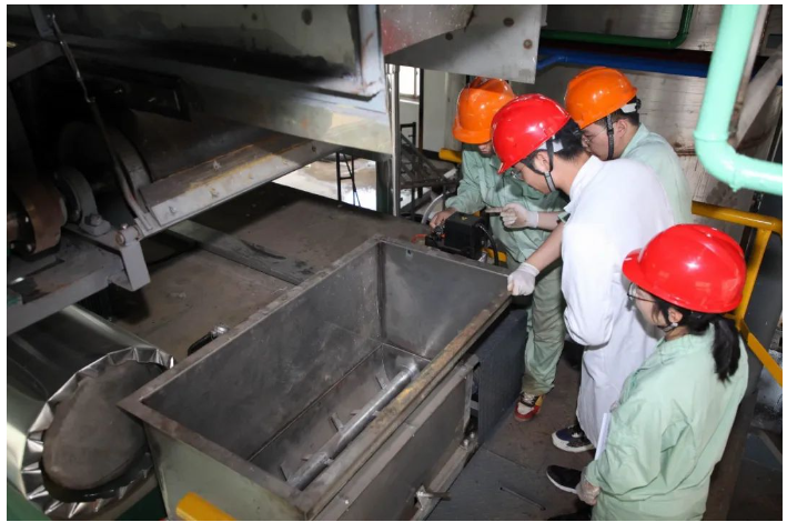 華源顏料中試車間升級改造項目于今年4月份開始實施，歷時5個月完成改造。原有中試車間月處理能力只有1噸左右，隨著產(chǎn)品應(yīng)用領(lǐng)域拓展與客戶對產(chǎn)品穩(wěn)定性的要求不斷提高，新產(chǎn)品研發(fā)的持續(xù)推進，中試車間改造正當(dāng)其時。改造后的中試車間月處理能力可達20噸，可滿足多種產(chǎn)品多種性能的測試。