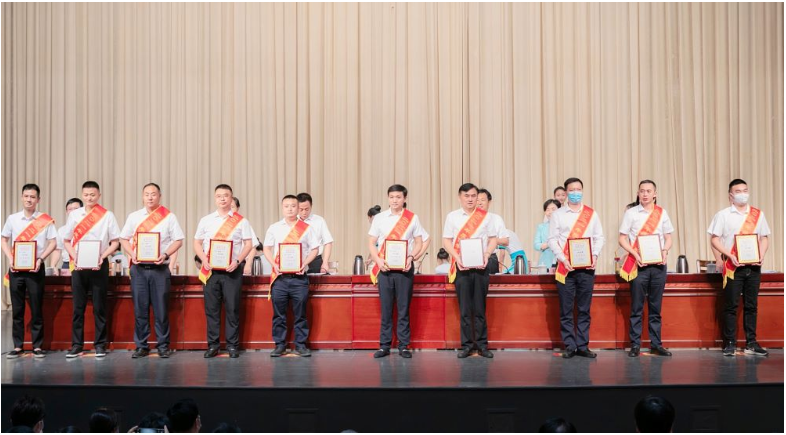 以此為契機(jī)，岳陽(yáng)東方雨虹將以“篤行者”的姿態(tài)擔(dān)當(dāng)使命、勇立潮頭;以“攀登者”的姿態(tài)擁抱時(shí)代、勇創(chuàng)高峰;以“引領(lǐng)者”的姿態(tài)堅(jiān)守正道、勇當(dāng)標(biāo)桿;以“奉獻(xiàn)者”的姿態(tài)回報(bào)社會(huì)、勇?lián)?zé)任