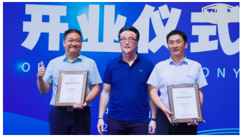 老虎新材料在中國市場，完成了在江蘇太倉、廣東清遠(yuǎn)、成都眉山的基地布局，而且駱飆不只是大中華區(qū)的CEO，還兼著這三個生產(chǎn)基地的總經(jīng)理。