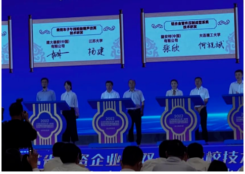 建大輪胎位于江蘇昆山的研發(fā)中心與江蘇大學汽車與交通工程學院成功簽約《乘用車子午線輪胎噪聲仿真技術研發(fā)》合作。