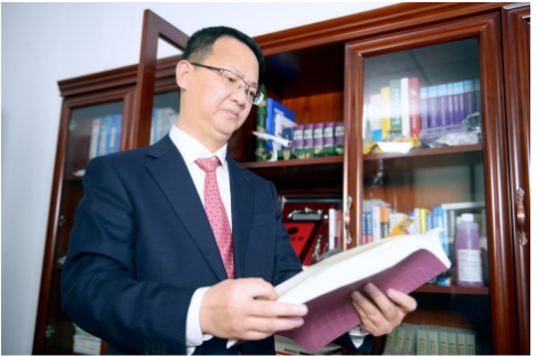 　作為全國優(yōu)秀企業(yè)家，黃舸舸是貴州省第十三次黨代會代表、工程技術(shù)研究員，曾獲“2021年度中國西部企業(yè)數(shù)字化轉(zhuǎn)型領(lǐng)軍人物”、“2019-2020年度貴州省優(yōu)秀企業(yè)家榮譽稱號”、“2010年全國勞?！?、“ 2009年中國橡膠工業(yè)科學(xué)技術(shù)進步有功專家”等榮譽。