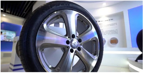 　2020年11月，福田時(shí)代汽車與華盛橡膠戰(zhàn)略合作簽約暨首批交車儀式舉行。