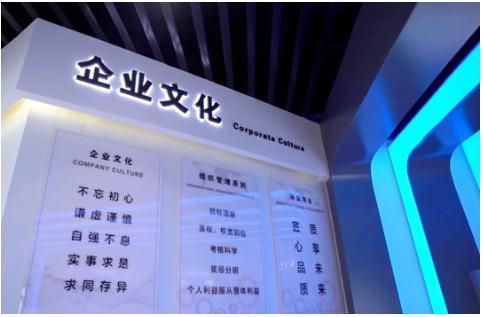 華盛集團(tuán)接待室的墻壁上，掛著一幅巨幅山水畫，題目叫《源遠(yuǎn)流長》。盯著畫作，已出任集團(tuán)副董事長的張玉亮，向記者暢想著未來：“心懷‘國之大者’，打造‘國貨精品’，包括華盛橡膠在內(nèi)的中國輪胎產(chǎn)業(yè)，必將迎來更高質(zhì)量發(fā)展!”