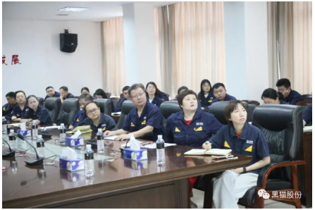 此次培訓(xùn)旨在改變員工的思想觀念、工作方式和行為習(xí)慣，從而提高工作效率。公司推進(jìn)信息化進(jìn)一步升級(jí)，梳理公司管理流程，明確管理職責(zé)，使員工的工作由繁至簡(jiǎn)，促進(jìn)企業(yè)管理水平更上一個(gè)臺(tái)階。
