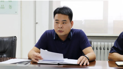 王敏董事長指出，當(dāng)前，雖然臨近國慶假期，但大家要清醒認識到當(dāng)前疫情防控及安全環(huán)保形勢依然復(fù)雜、任務(wù)依然艱巨，必須打起十二分精神，嚴陣以待、嚴加防范，毫不放松抓緊抓實各項防控舉措，堅決打贏“重要時間節(jié)點”突擊戰(zhàn)、“嚴峻外部形勢”突圍戰(zhàn)、“補齊短板漏洞”攻堅戰(zhàn)。