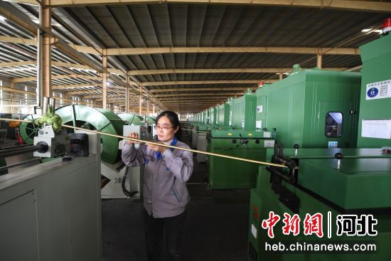 景縣一橡膠有限公司車(chē)間工人正在對(duì)金屬軟管進(jìn)行檢測(cè)。 高雷 攝