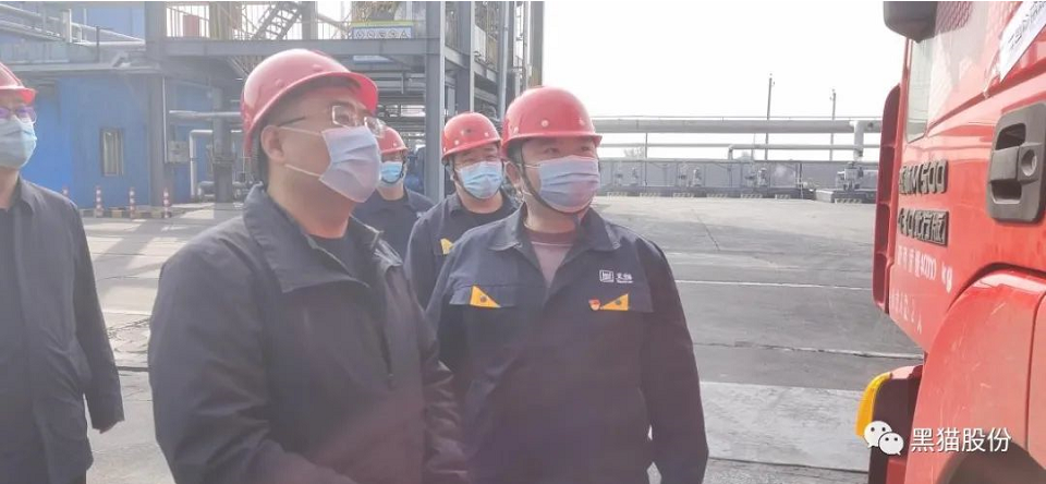 　太原黑貓向調(diào)研組一行詳細介紹企業(yè)基本情況、安全生產(chǎn)及疫情防控工作。調(diào)研組詳細聽取了匯報內(nèi)容后，深入現(xiàn)場進行實地查看，對物流車輛出入廠的疫情管控詳細詢問，并強調(diào)要壓實壓緊安全生產(chǎn)責任，嚴格執(zhí)行閉環(huán)管理，筑牢“外防輸入”的第一道防線。