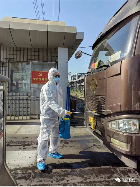　烏海黑貓將迎難而上“戰(zhàn)疫情”，以“穩(wěn)”中有進(jìn)的定力、“靜”而有為的勇氣，全面統(tǒng)籌好疫情防控和生產(chǎn)經(jīng)營(yíng)工作，在戰(zhàn)疫中彰顯“黑貓精神”。