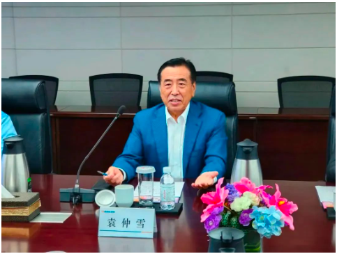 　國家橡膠與輪胎工程技術研究中心主任、賽輪集團黨委書記、董事長袁仲雪，接待了張飚一行。