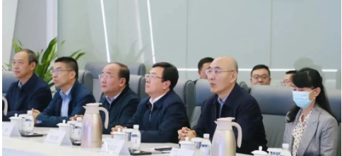 10月18日，青島科技大學(xué)黨委書記李興偉率領(lǐng)學(xué)校全體領(lǐng)導(dǎo)班子成員，調(diào)研國家橡膠與輪胎工程技術(shù)研究中心。