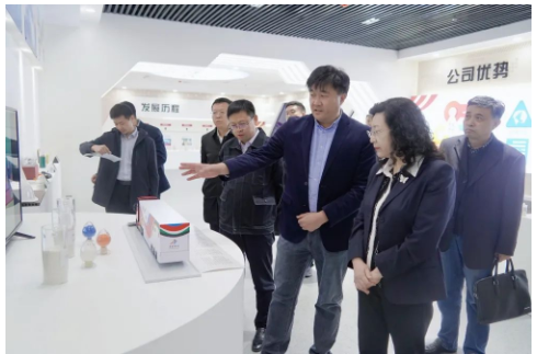 在科華賽邦展廳，華凌電纜工作人員為調(diào)研團一行介紹了華凌電纜與白俄羅斯國家科學(xué)院合作研發(fā)的高性能改性尼龍、改性高分子材料、碳纖維復(fù)合材料等產(chǎn)品，廣泛應(yīng)用于軌道交通、汽車制造、民用等領(lǐng)域?？迫A賽邦(山東)產(chǎn)業(yè)發(fā)展有限公司總經(jīng)理謝永光著重為調(diào)研團一行介紹了科華賽邦為2022年冬奧會雪蠟車研發(fā)的零下55度超低溫抗沖擊尼龍復(fù)合材料。