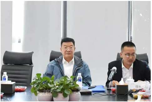 鄒哲賢及各位專家肯定了時代新材的工作，并圍繞中國中車數(shù)字化轉(zhuǎn)型的目的、方向、目標、原則、推進策略等進行指示，他強調(diào)要堅持：戰(zhàn)略統(tǒng)領(lǐng)、由上往下;數(shù)據(jù)貫通、標準統(tǒng)一;需求拉動、及時推進;急用先行、逐步覆蓋;數(shù)據(jù)驅(qū)動、平臺賦能的原則。