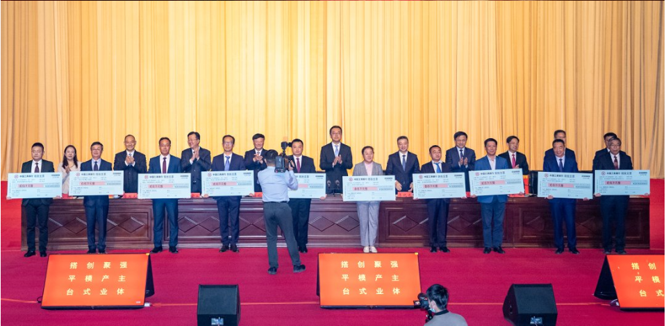 2022年上合新區(qū)企業(yè)家大會在膠州市會議中心舉行，180家重點企業(yè)負責(zé)人參會。在本次大會上，青島軟控機電工程有限公司總經(jīng)理武守濤獲評“2022年度上合新區(qū)優(yōu)秀企業(yè)家”，軟控機電榮獲“2022年度‘倍增計劃’先進企業(yè)”。