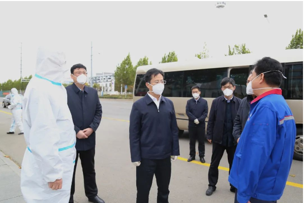 陳偉頌先后到稻莊鎮(zhèn)東杜村、樂安街道同和小區(qū)、山東興達(dá)鋼簾線有限公司、廣饒宏源熱力有限公司等地進(jìn)行實(shí)地查看