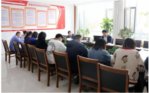 　審核組長(zhǎng)紀(jì)宗民對(duì)濱澳線纜在疫情反復(fù)及經(jīng)濟(jì)下行情況下攻艱克難所取得的經(jīng)營(yíng)業(yè)績(jī)給予了充分的肯定，并對(duì)濱澳線纜生產(chǎn)運(yùn)行管理、現(xiàn)場(chǎng)管理、安全環(huán)境管控等方面明顯的提升提出了表?yè)P(yáng)。