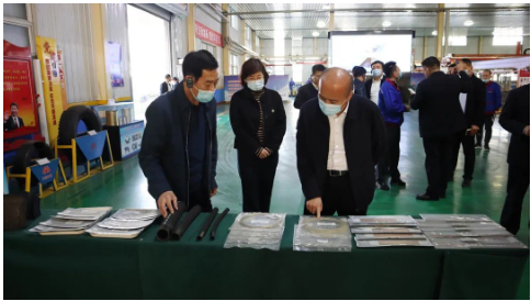 　張建偉一行參觀了公司鋼簾線數(shù)字化車間及智能化檢配中心，現(xiàn)場(chǎng)聽(tīng)取了關(guān)于智能化改造等相關(guān)情況的匯報(bào)，并詳細(xì)詢問(wèn)企業(yè)所遇到的困難和清潔能源開(kāi)發(fā)利用情況。