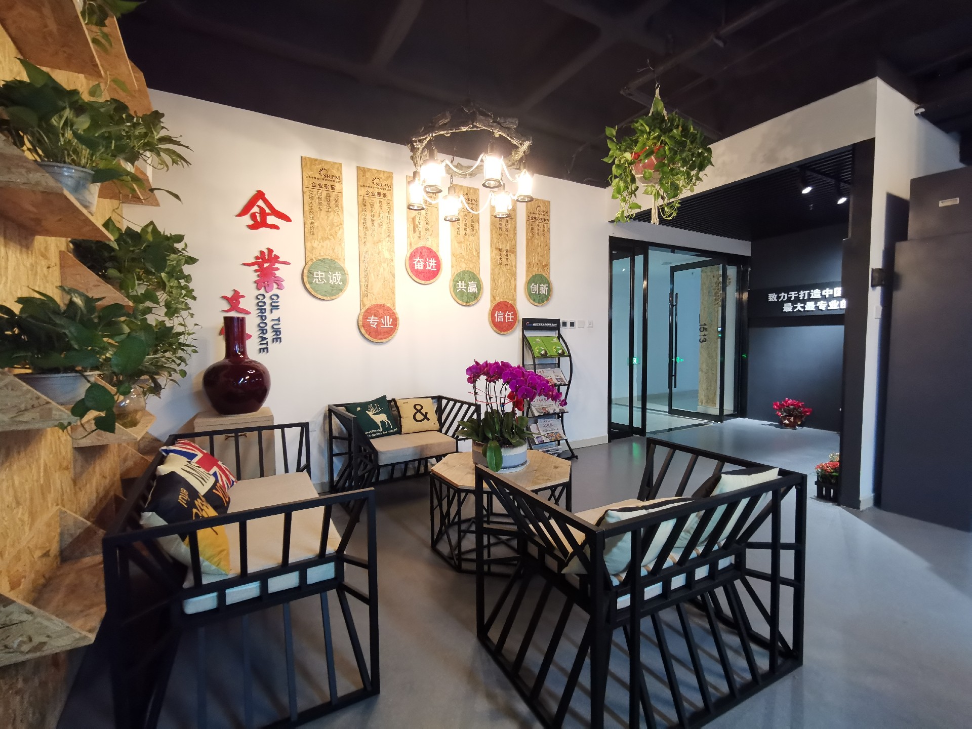 山東中橡將以此評定為契機，繼續(xù)深入開展兩化融合建設(shè)，不斷實現(xiàn)企業(yè)管理、業(yè)務(wù)運作、信息建設(shè)等關(guān)鍵領(lǐng)域的技術(shù)創(chuàng)新，打造平臺化、集成化、智能化等兩化融合新格局，為更好的服務(wù)國內(nèi)橡塑行業(yè)和公司的持續(xù)高質(zhì)量創(chuàng)新發(fā)展不斷賦能。