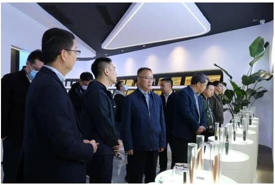 李浩杰表示，公司目前銷(xiāo)售市場(chǎng)主要集中在貴州及西南地區(qū)，2022年前三季度營(yíng)收實(shí)現(xiàn)同比增長(zhǎng)約30%。下一步，固達(dá)將穩(wěn)步推進(jìn)二期項(xiàng)目建設(shè)，進(jìn)一步做大規(guī)模，推動(dòng)企業(yè)不斷做優(yōu)做強(qiáng)做大。