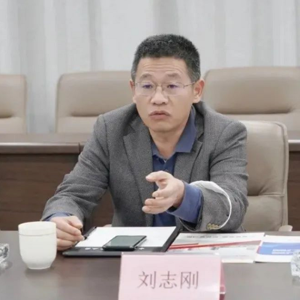 劉志剛介紹了中交集團(tuán)的發(fā)展歷程、重大貢獻(xiàn)、重大區(qū)域、重大市場，表示今天的到訪感受到了華凌的力量以及華凌的經(jīng)營理念，期待與華凌展開深入的合作，一起助力章丘高質(zhì)量發(fā)展。