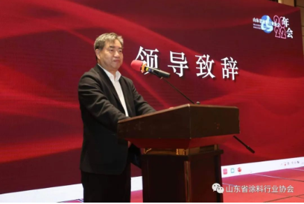 山東省生態(tài)環(huán)境廳張金智巡視員首先為大會(huì)致辭，他對(duì)大會(huì)的召開表示祝賀，山東省涂料行業(yè)協(xié)會(huì)召開以“聚膠發(fā)展·共涂未來(lái)”為主題，積極探討源頭替代、深度治理的技術(shù)路線的這樣一次會(huì)議，可謂恰逢其時(shí)。