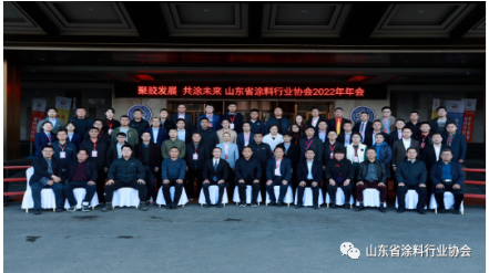 　2022年，是實(shí)施“十四五”規(guī)劃的關(guān)鍵之年，也是黨的二十大召開之年，在這樣不平凡的一年里，我們?cè)趭^斗中攜手走過(guò)。2023年，協(xié)會(huì)將繼續(xù)堅(jiān)定地與會(huì)員企業(yè)在一起，融合涂料、膠黏劑上下游資源，鞏固傳統(tǒng)優(yōu)勢(shì)項(xiàng)目同時(shí)補(bǔ)強(qiáng)短板，堅(jiān)持創(chuàng)新工作方式，堅(jiān)持各項(xiàng)工作“走在前、開新局”，走綠色發(fā)展道路，為實(shí)現(xiàn)“十四五”目標(biāo)繼續(xù)努力地奮進(jìn)，“聚膠發(fā)展，共涂未來(lái)”。