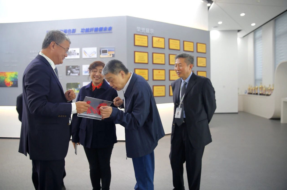 寶麗迪公司高層、公司各部門領導以及研究院全體員工一同參加相關會議和活動。