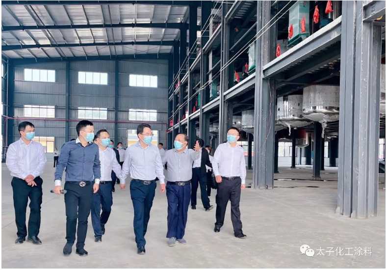周功表書記主要參觀了太子化工二期工程涂料自動化生產線與倉儲物流園建設項目，太子化工董事長劉運群、總經理劉駿分別向周功表書記一行詳細介紹了企業(yè)當前的生產經營情況、公司發(fā)展形勢、二期項目建設進展，以及新建項目前景及規(guī)劃等情況。