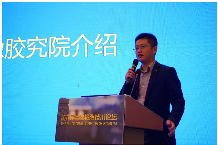 姚冰博士主要從理論模型、仿真分析和試驗(yàn)數(shù)據(jù)等不同方面，詳細(xì)介紹了材料、輪廓、結(jié)構(gòu)和花紋等不同因素對(duì)輪胎側(cè)偏剛度的影響，與會(huì)嘉賓與其進(jìn)行了熱烈的互動(dòng)。