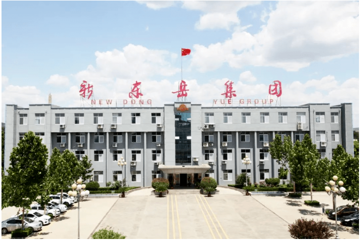 在青島大學(xué)校方人士的陪同下，殷峰一行參觀了生命科學(xué)院、化學(xué)化工學(xué)院及實驗室等，青島大學(xué)表示，希望與新東岳集團聯(lián)合申報省市重大科技專項、開展橫向課題研究開發(fā)等合作。