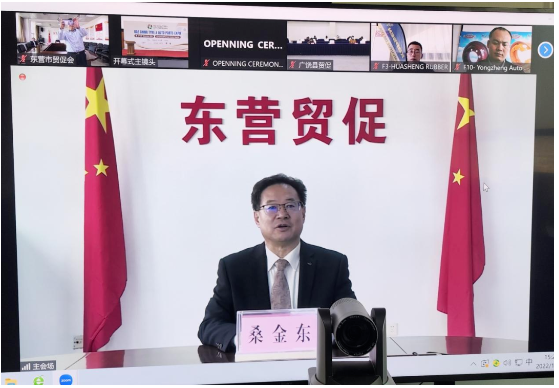 　當(dāng)天，一場關(guān)于輪胎的“空中聯(lián)姻”在廣饒縣國際博覽中心舉行，此次推廣行動(dòng)利用Zoom平臺(tái)、以視頻會(huì)議的形式舉行，青島雙星、金宇輪胎、永盛橡膠、方興橡膠、華盛橡膠等10余家企業(yè)進(jìn)行了品牌推介，并與Brandlab Solutions等非洲的30余家采購商通過“屏對(duì)屏”進(jìn)行了“一對(duì)一”精準(zhǔn)對(duì)接洽談，圍繞產(chǎn)業(yè)現(xiàn)狀、市場需求等問題進(jìn)行深度交流，在線參與人數(shù)達(dá)2100人次。