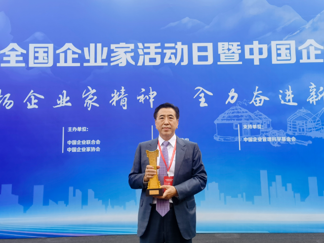 原隸屬化工部的青島科技大學(xué)，是我國第一家設(shè)立橡膠學(xué)科專業(yè)的高校，也是亞洲唯一的一所橡膠專業(yè)門類最全的高等院校，被譽(yù)為中國橡膠工業(yè)的“黃埔”，培養(yǎng)了中國橡膠領(lǐng)域一半以上的技術(shù)和管理人才，袁仲雪就是其中之一
