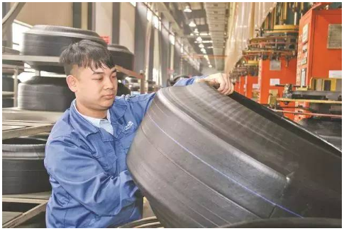 為進(jìn)一步適應(yīng)新能源汽車產(chǎn)業(yè)發(fā)展，萬力半鋼胎生產(chǎn)線升級(jí)改造項(xiàng)目已正式下線。