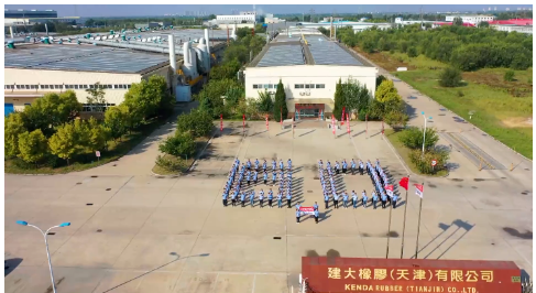 楊啟仁指出，2022年重資項目分別為投資了越南二廠二期、天津廠區(qū)新廠、云林廠密煉制程優(yōu)化、及沙灘車胎擴產(chǎn)等。其中，越南二廠擴建項目現(xiàn)狀是，營運中的越南二廠一期(KV2-1)廠規(guī)劃總?cè)债a(chǎn)能2萬條的轎車胎(含輕卡車胎)，今年6月輪胎日產(chǎn)能達1.2萬條，希望明年6月輪胎日產(chǎn)能可提高至2萬條(年產(chǎn)730萬條)。
