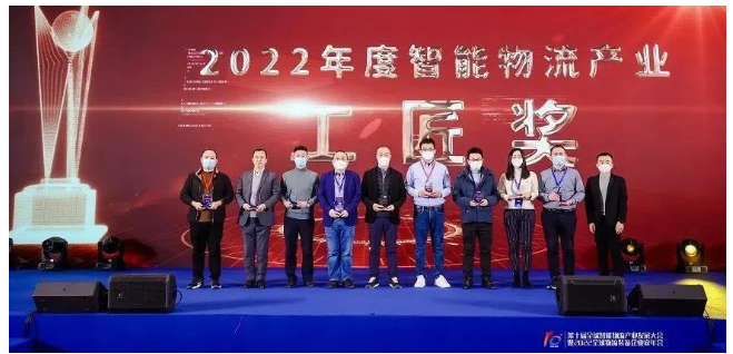 ，近年來，薩馳智能推出高端智能物流裝備、智能物流產(chǎn)線與智慧工廠整體解決方案和服務(wù)。他們可承接輪胎企業(yè)智能物流產(chǎn)線項目建設(shè)。
