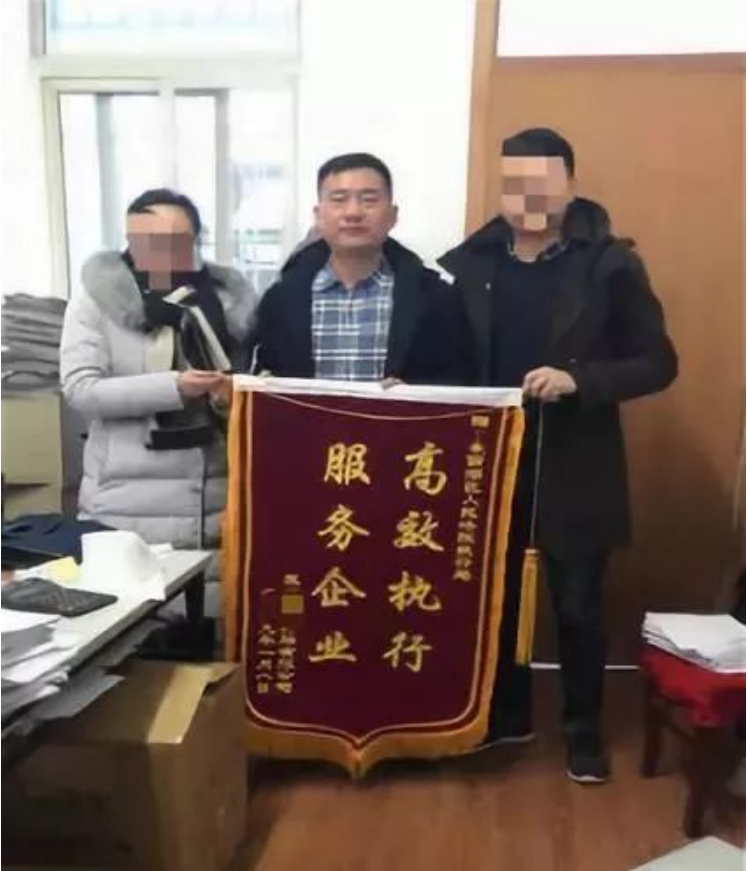 上述被執(zhí)行人拖欠貨款的理由大多是：輪胎不好賣(mài)，貨物大量積壓，沒(méi)有資金還款