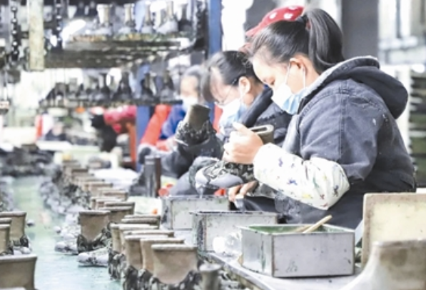 近日，在位于畢節(jié)高新區(qū)的貴州陸海龍騰鞋業(yè)有限公司生產(chǎn)車間，400余名員工正忙著趕制訂單，經(jīng)過裁剪、上膠、定型、品檢等一系列工序，一雙雙成品鞋陸續(xù)下線，銷往國內(nèi)外市場。