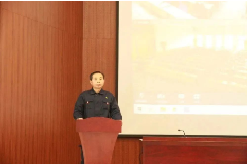最后，副董事長(zhǎng)單曰新做述職報(bào)告。他強(qiáng)調(diào)指出，新的一年，我們要解放思想，創(chuàng)新求變。嚴(yán)抓安全生產(chǎn)管理，持續(xù)提升環(huán)保工作，穩(wěn)中求進(jìn)做好質(zhì)量，千方百計(jì)降本增效，加快推進(jìn)項(xiàng)目建設(shè)，抓好技術(shù)創(chuàng)新、基礎(chǔ)管理，全力以赴促進(jìn)生產(chǎn)安全高效運(yùn)行。