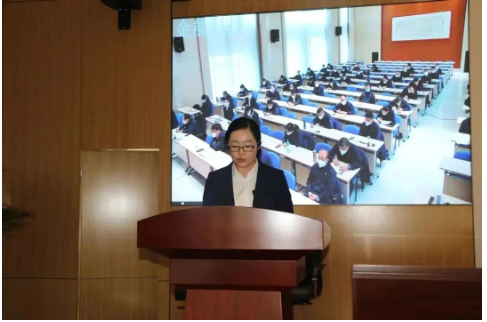 曹蕾蕾：狹路相逢勇者勝，縱使千難萬(wàn)險(xiǎn)，惟有砥礪前行才能破局。2023，我將繼續(xù)帶領(lǐng)團(tuán)隊(duì)不畏艱險(xiǎn)、敢攀高峰，丙烷采購(gòu)安全穩(wěn)定、降本增效;丙烯銷售“穩(wěn)”字當(dāng)頭，提升效益;聚丙烯銷售，鞏固與開(kāi)發(fā)并重，做實(shí)、做細(xì)、做穩(wěn)。啟航2023，不被困難定義，不畏挑戰(zhàn)退縮，歷經(jīng)洗練之后才能強(qiáng)身健骨，砥礪奮發(fā)必將花開(kāi)月明。
