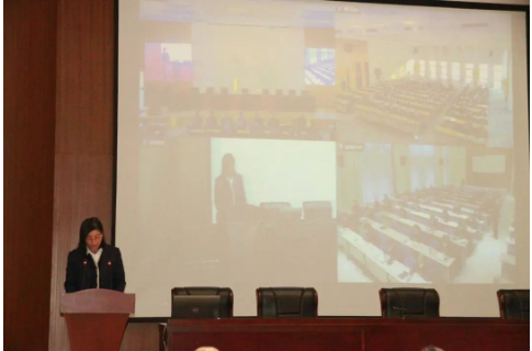 　王安香：“路雖遠(yuǎn)，行則將至，事雖難，做則必成”。新的一年，我們將以資金為中心，以成本為主線，夯實(shí)財(cái)務(wù)基礎(chǔ)，防范財(cái)務(wù)風(fēng)險(xiǎn);嚴(yán)格規(guī)范財(cái)務(wù)核算，履行財(cái)務(wù)信息披露義務(wù);加強(qiáng)稅務(wù)管理，防范稅收風(fēng)險(xiǎn)，降低稅收成本;加強(qiáng)資金管理，管控資金風(fēng)險(xiǎn);提升財(cái)務(wù)價(jià)值，經(jīng)營(yíng)財(cái)務(wù)團(tuán)隊(duì)。