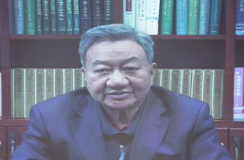 　全球服務(wù)貿(mào)易聯(lián)盟理事長、中國國際經(jīng)濟(jì)交流中心副理事長、商務(wù)部原副部長姜增偉同志在視頻致辭中對大會的召開表示祝賀，他指出，輪胎循環(huán)利用關(guān)乎行業(yè)發(fā)展、關(guān)乎環(huán)境保護(hù)，更關(guān)乎國家的經(jīng)濟(jì)安全發(fā)展。提高廢舊輪胎綜合利用水平，實現(xiàn)資源化利用，不僅可以有效緩解我國橡膠對外依存度高的現(xiàn)狀，提高橡膠自給率，也能增強(qiáng)汽車等以橡膠為重要原材料的產(chǎn)業(yè)鏈供應(yīng)鏈的穩(wěn)定性與韌性，更好滿足居民消費潛力持續(xù)釋放的需要，還能節(jié)約輪胎大量堆存所占用的土地，減少環(huán)境污染，助力碳達(dá)峰、碳中和目標(biāo)的順利實現(xiàn)。他希望中國輪胎循環(huán)利用協(xié)會始終堅持“為企業(yè)服務(wù)、為行業(yè)服務(wù)”的根本宗旨，進(jìn)一步發(fā)揮自身作用，在反映行業(yè)訴求、加強(qiáng)行業(yè)自律、促進(jìn)行業(yè)發(fā)展等方面積極履職，不斷提升行業(yè)凝聚力，推動中國輪胎循環(huán)利用行業(yè)朝著科技引領(lǐng)、綠色低碳、數(shù)字支撐、法制健全的方向不斷邁進(jìn)，為加快中國和全球綠色可持續(xù)發(fā)展做出更大貢獻(xiàn)。